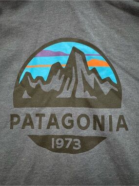 Patagonia Men’s Zip Up Jacket Size Medium Back Graphic Outdoors Hiking Outerwear